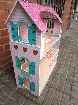 Casa de muñecas rosa con muebles