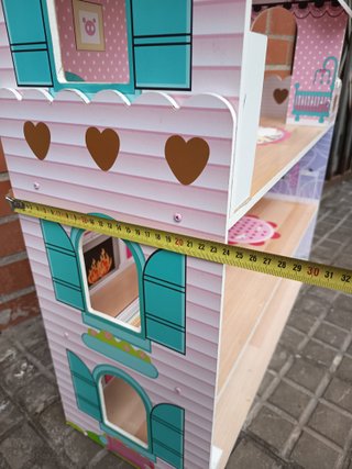 Casa de muñecas rosa con muebles