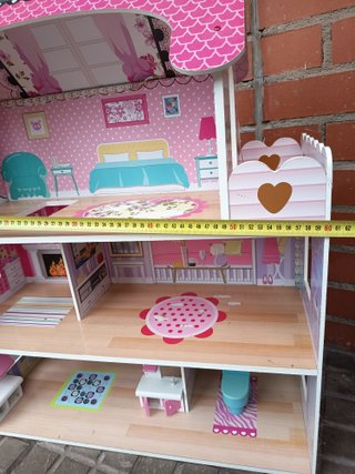 Casa de muñecas rosa con muebles
