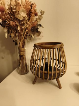 Lámpara de mesa de ratán y madera