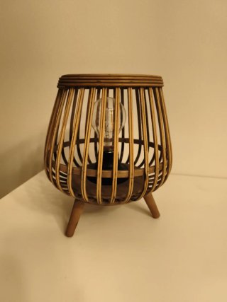 Lámpara de mesa de ratán y madera