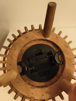 Lámpara de mesa de ratán y madera