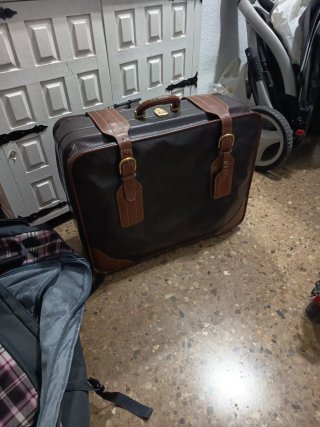 Maleta vintage marrón con detalles en cuero