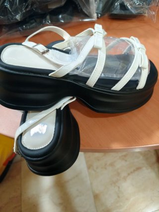 Sandalias de plataforma blancas y negras