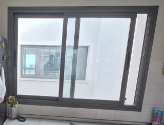 Ventana corredera gris