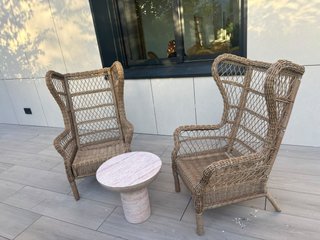 Conjunto terraza mimbre y piedra