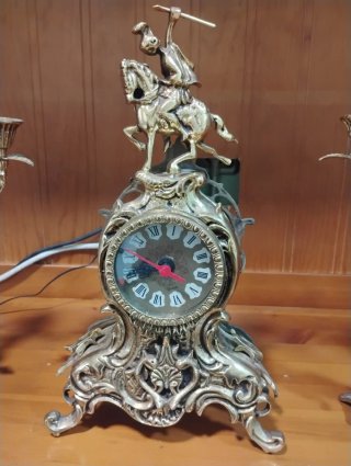 Candelabros de latón con reloj