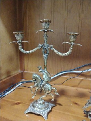 Candelabros de latón con reloj