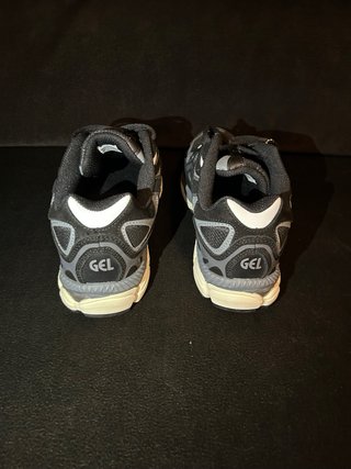 Zapatillas Asics Negras y Grises