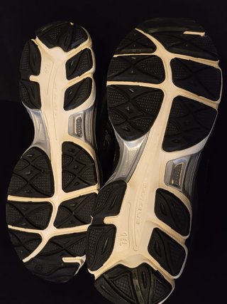 Zapatillas Asics Negras y Grises