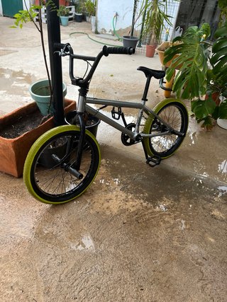 BMX Freestyle 20” Plata/Negro Ruedas Verdes