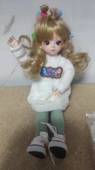 Muñeca articulada rubia con vestido blanco