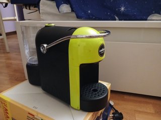 Macchina del caffè Lavazza gialla e nera