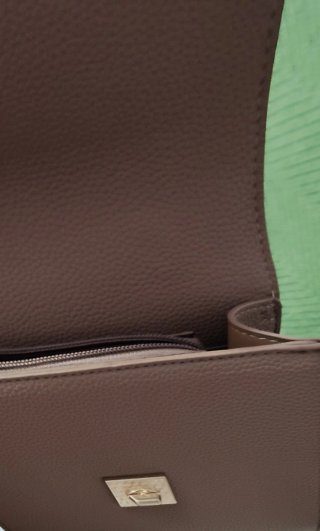 Bolso de mano kaki con asa de cadena