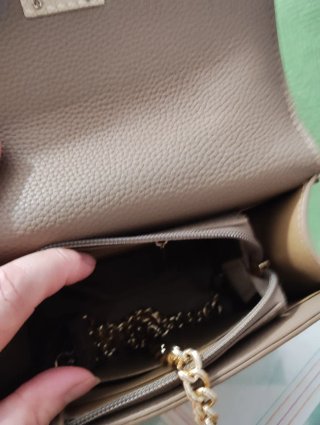 Bolso de mano kaki con asa de cadena