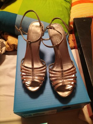 Sandalias doradas y plateadas T-Strap