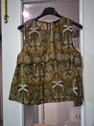 Blusa sin mangas con bordados