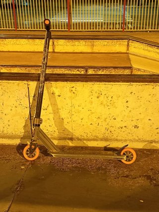 Patinete de skate naranja