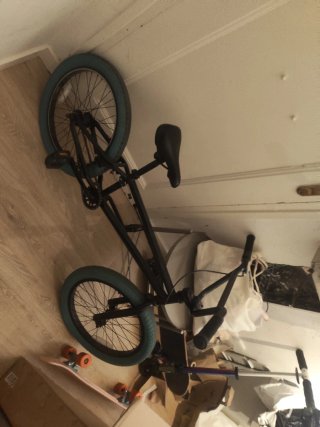 Bicicleta BMX Negra con Ruedas Azules