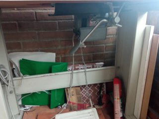 Máquina de coser industrial con mesa