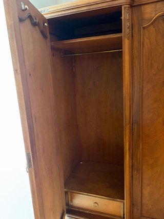 Armario de madera maciza
