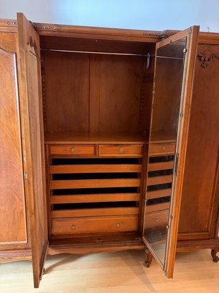 Armario de madera maciza