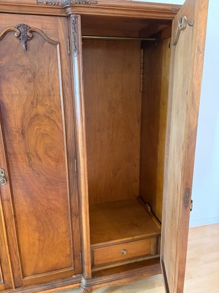 Armario de madera maciza