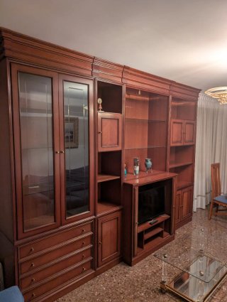 Mueble de salón de madera y cristal
