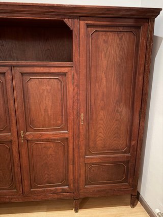 Armario de madera marrón