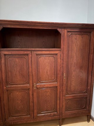 Armario de madera marrón