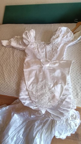 Traje de novia blanco con encaje