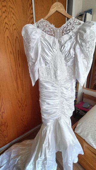 Traje de novia blanco con encaje