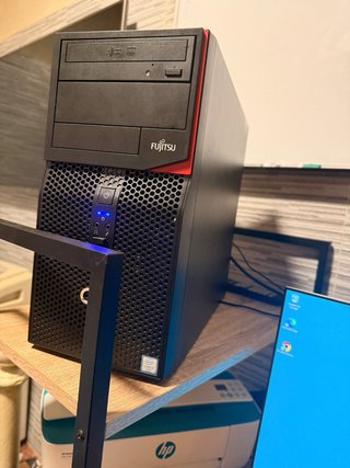 PC Fujitsu con Pantalla HP y Teclado
