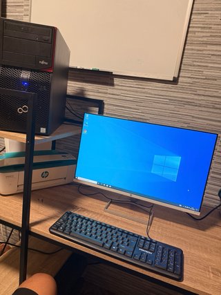 PC Fujitsu con Pantalla HP y Teclado