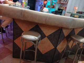 Taburetes de barra de bar , hay que tapizarlos
