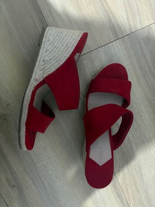 Sandalias de cuña rojas Oysho