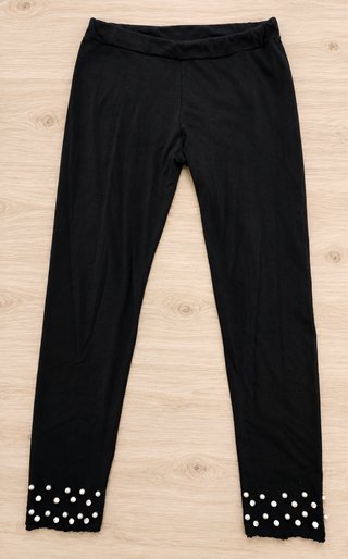 Leggings neri con pizzo e perle