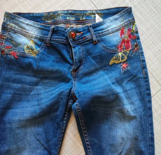 Jeans Desigual con bordados