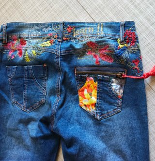 Jeans Desigual con bordados