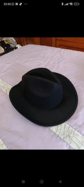 Sombrero Estilo Gótico con Detalles Lunares