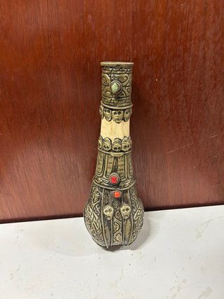 Objeto Antiguo Vudú con Detalles en Metal