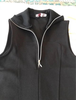 Abito nero smanicato con zip