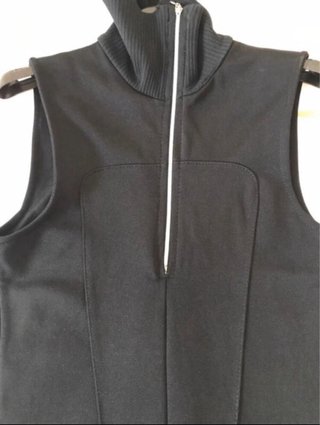 Abito nero smanicato con zip