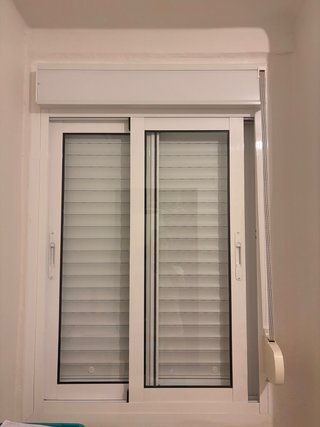 Ventana de Aluminio Blanca con Persiana