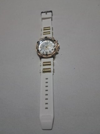 Reloj con correa blanca y detalles dorados