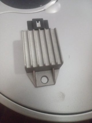 Regulador Rectificador de Voltaje 4 Pines