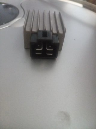 Regulador Rectificador de Voltaje 4 Pines