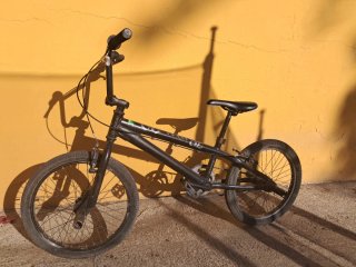 Bicicleta BMX Negra