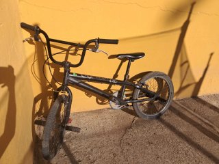 Bicicleta BMX Negra