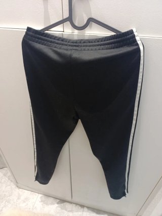 Pantalón chándal Adidas negro tiene